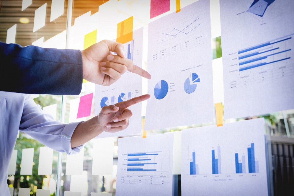 hombre-negocios-haciendo-presentacion-sus-colegas-estrategia-negocio-efecto-capa-digital-oficina-como-concepto_1423-123
